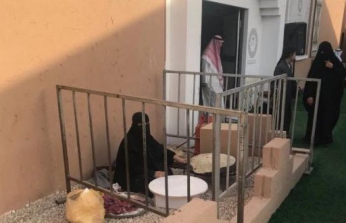 السعودية الأن / "إدارة الجنادرية" توضح ملابسات صورة جلوس المواطنة "أم مهنا" في السياج الحديدي